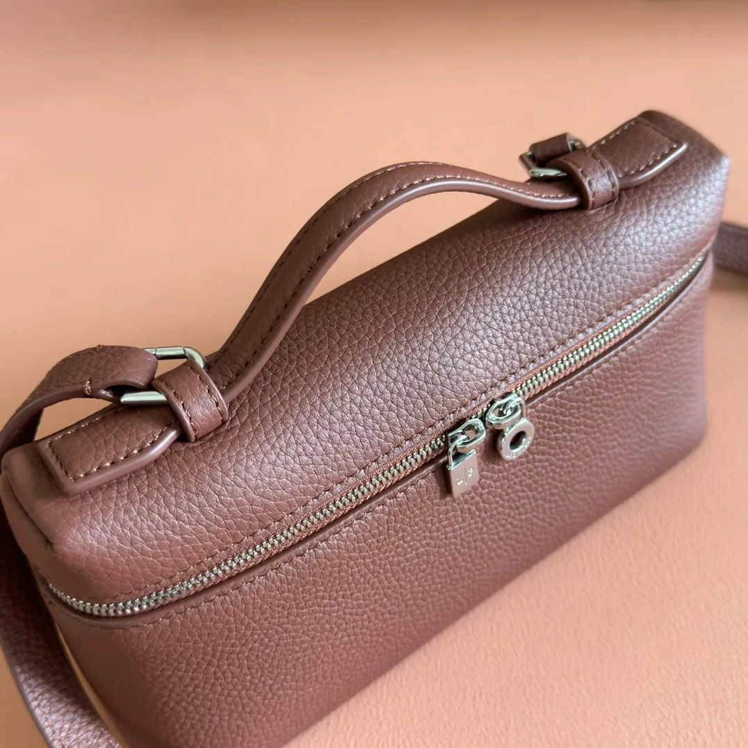 p1160💋💋💋【Original leather configuration counter complete set of packaging】 𝐋𝐨𝐫𝐨 𝐏𝐢𝐚𝐧@ Extra pocket L19 series handbag/crossbody bag, all steel, the most comfortable life is the undefined life, just like loro The material design of pian@ does not require complicated design styles. The simple and soft outline is elegant and durable, like an exquisite cosmetic case, which perfectly balances appearance and functionality. The leather is delicate and feels as soft as butter. The small bag has a large capacity. It is not only portable with a thin shoulder strap, but can also be worn cross-body. Sisters who have a special liking for minimalist style can buy it. It is simple and versatile. The simpler, the more different. Stars and Instagram celebrities are all planting it. There are two sizes of 19 cm and 27 cm. One is exquisite and casual, and the other is elegant and grand. Size: Small: length 19×width 7×height 12cm (